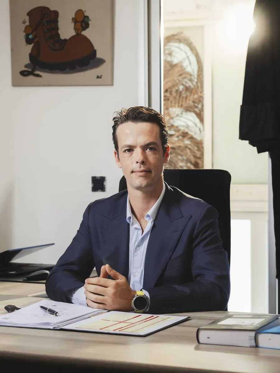 Maître Basile Ippolito dans son bureau à Saint-Pierre